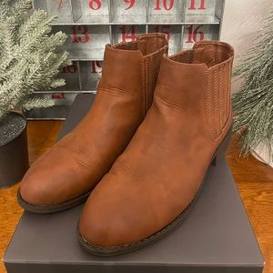 Forever 21 Brown Faux Leather Ankle Boots size 7